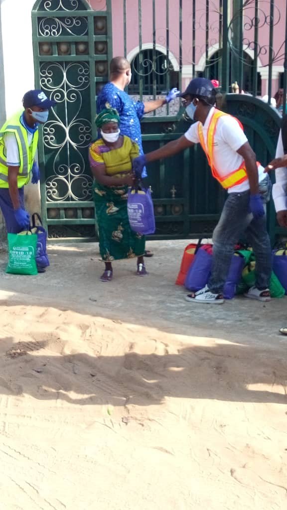 EDAFNG's tweet image. Edet Amana Foundation, kicked-off its Covid-19 Rural Sensitization and Palliative program yesterday in Oron Local Government Area. We intend to cover the five L.G.As in Oro. 
#EDAF #TransformingLives #HelpingTheLessPrivileged #COVID19Palliatives