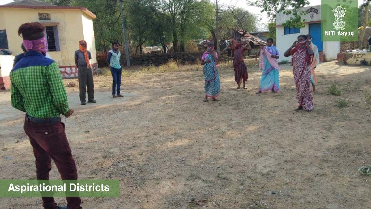 NITIAayog's tweet photo. हम साथ है तो
अंधेरो से भी मिल रही है रोशनी I

Administration of #AspirationalDistrict Gadchiroli with the help of @UNICEFIndia, @MissionUmed &amp; Sulochana Thaper Foundation has created special teams to provide social &amp; psychological support to the people in quarantine centers. https://t.co/M06lYAu8PQ