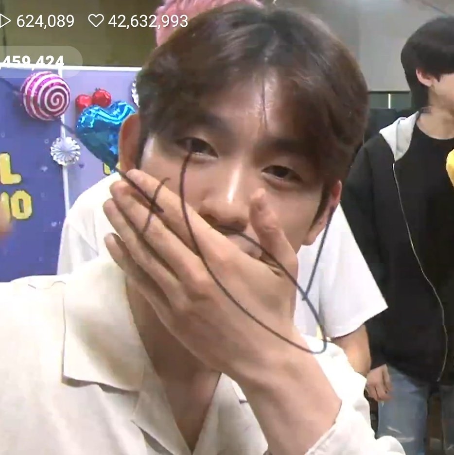 _ookiyo's tweet photo. Jinyoung and Dowoon covered their faces while signing because they did not shave. But.. but.. you're both so attractive with those stubbles showing tho 😍 https://t.co/RZ00T3WAXo