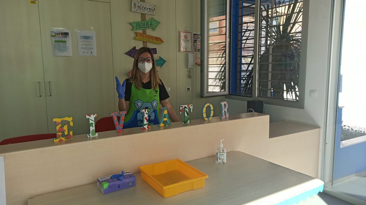 nikata19's tweet photo. Hoy comenzamos con las gestiones administrativas en nuestro centro, reservas y nueva admisión para el curso 2020-2021... tomando las medidas  higiénicas adecuadas, como uso de mascarilla ,guantes  ylavado de mano con gel ,distancia de seguridad y señalización de entrada y salida https://t.co/EFUgCjOYqY