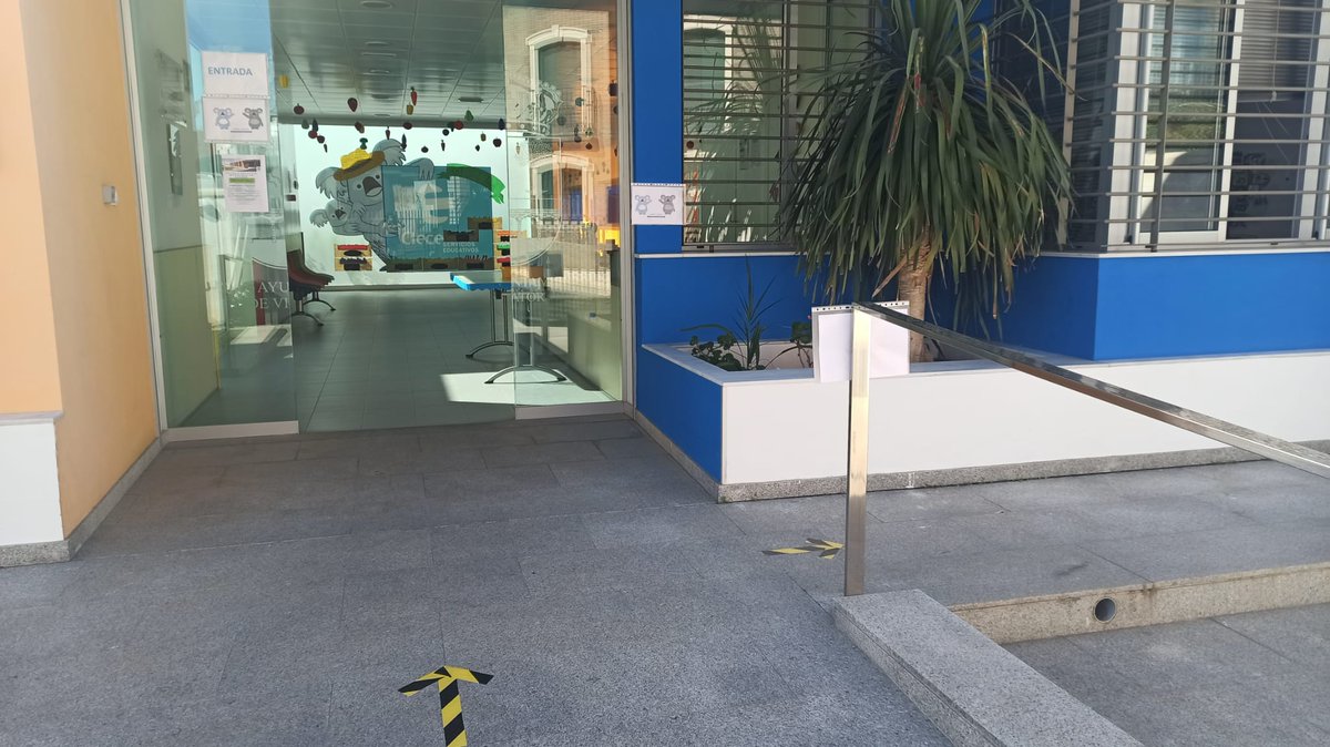 nikata19's tweet photo. Hoy comenzamos con las gestiones administrativas en nuestro centro, reservas y nueva admisión para el curso 2020-2021... tomando las medidas  higiénicas adecuadas, como uso de mascarilla ,guantes  ylavado de mano con gel ,distancia de seguridad y señalización de entrada y salida https://t.co/EFUgCjOYqY