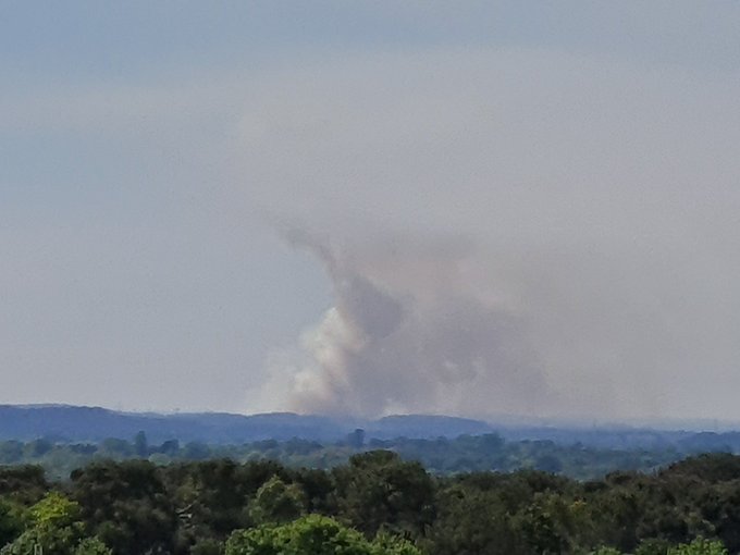 Bournemouthecho's tweet image. Firefighters are currently tackling a fire at Sugar Hill in #Wareham. You can follow the latest updates here:   bit.ly/36bhpNY (picture @Kate_likes_)