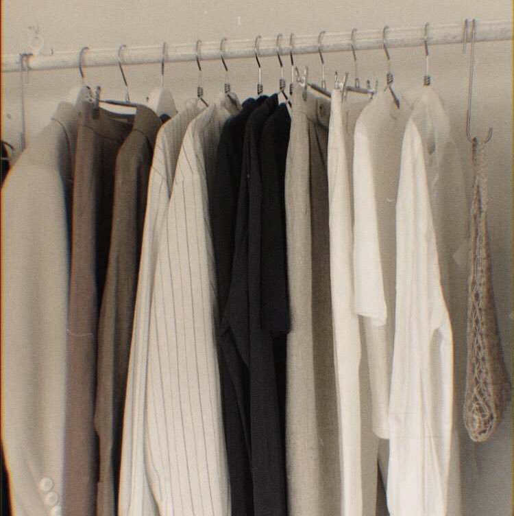 Вещи на вешалке. Белая одежда эстетика. Вечернее платье на вешалке. Где найти эстетичную одежду. Вешалки для магазина одежды.