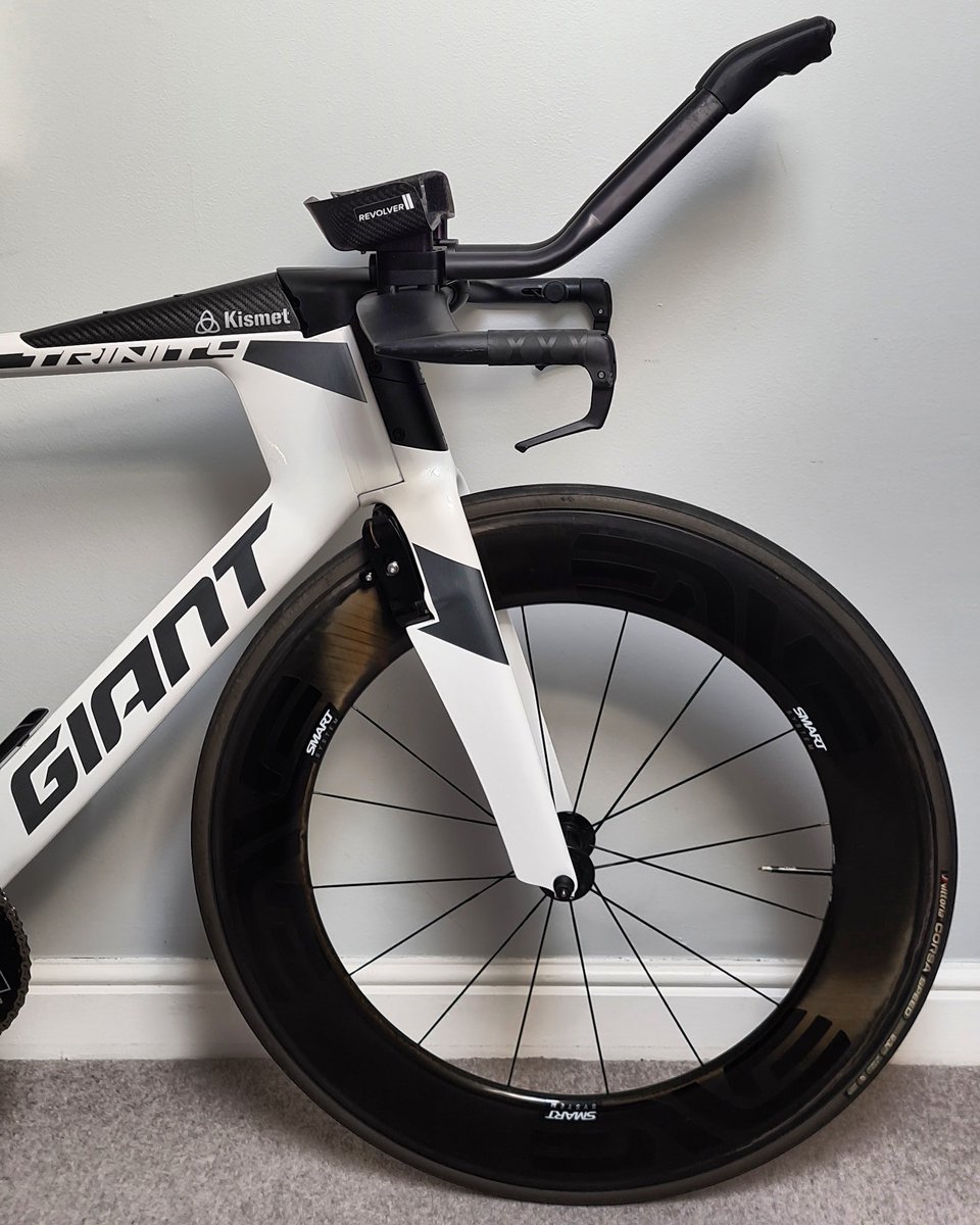 Magicman18_26's tweet photo. Like a #TT bike.... but faster....
@kismet_carbonbikes carbon cover giving a cleaner line. More front end mods planned though😉👍
.
.
#timetrial #Triathlon #tri #bike #fitness #health #cycling #bikeracing #cycle #aero #marginalgains #dirtyfast #wattagebomb
https://t.co/fDOb1Tk1Jg https://t.co/BaFtWRnFeR
