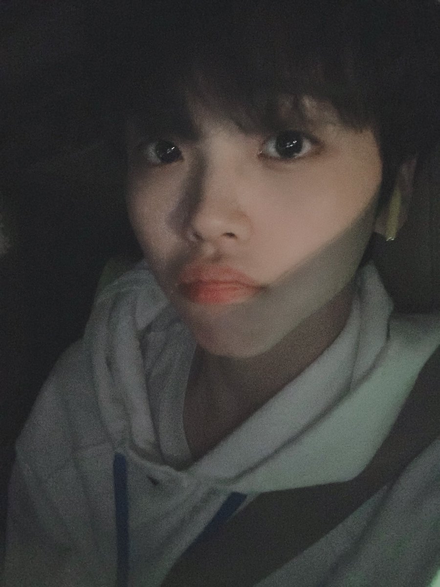 CRAVITY_twt's tweet photo. 오늘은 처음으로 비 사진을 찍어봤어요!
비오는 날 차에서 노래 듣는것도 소확행 ㅎㅎ 
따뜻하게 주무세요~~

정세운 - 비가 온대 그날처럼
#크래비티 #쭈니시점 #날씨_비 #형준 https://t.co/nBMs0WbmVu