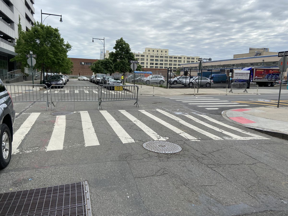 LICwalkers's tweet photo. 5th St - Monday, May 18, 2020 #LongIslandCity. Barriers were not up at 49th Ave but up the rest of 5th Street. 
Was this an oversight or was the #OpenStreetNYC  cut short one block? 
Also, “No Thru Traffic” signs should probably be much bigger. https://t.co/REQU0zi7lh