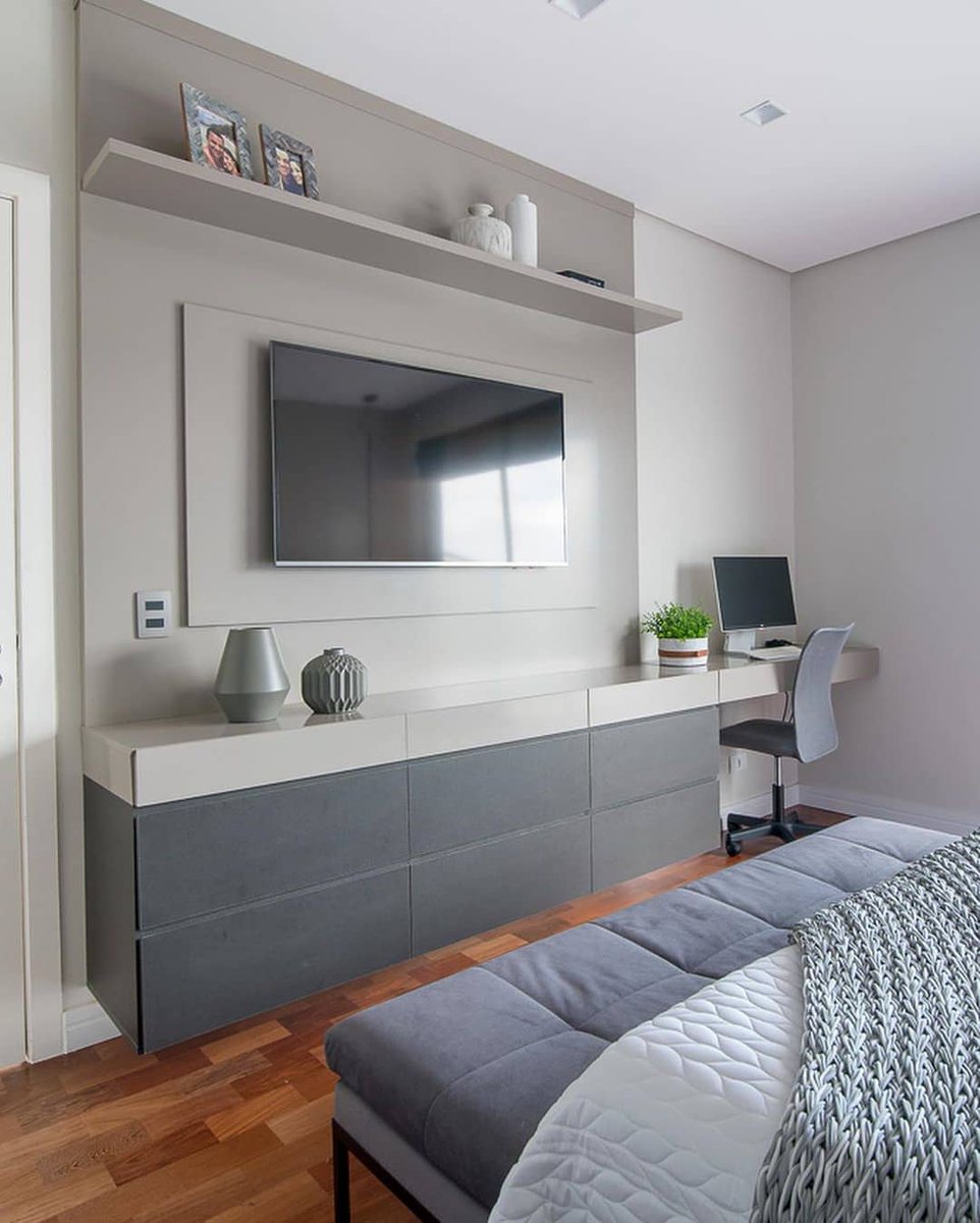 لاحظوا أن الغرفة تمتاز بتصميم مودرن من ناحية الخطوط النقية واللون الرمادي لكن لولا إقحام الحبكة الخشبية على الأرضية لكان المجال يغلب عليه الملل والتكرار .

#التجمعات_العايليه 
#فنون_ديكوريه