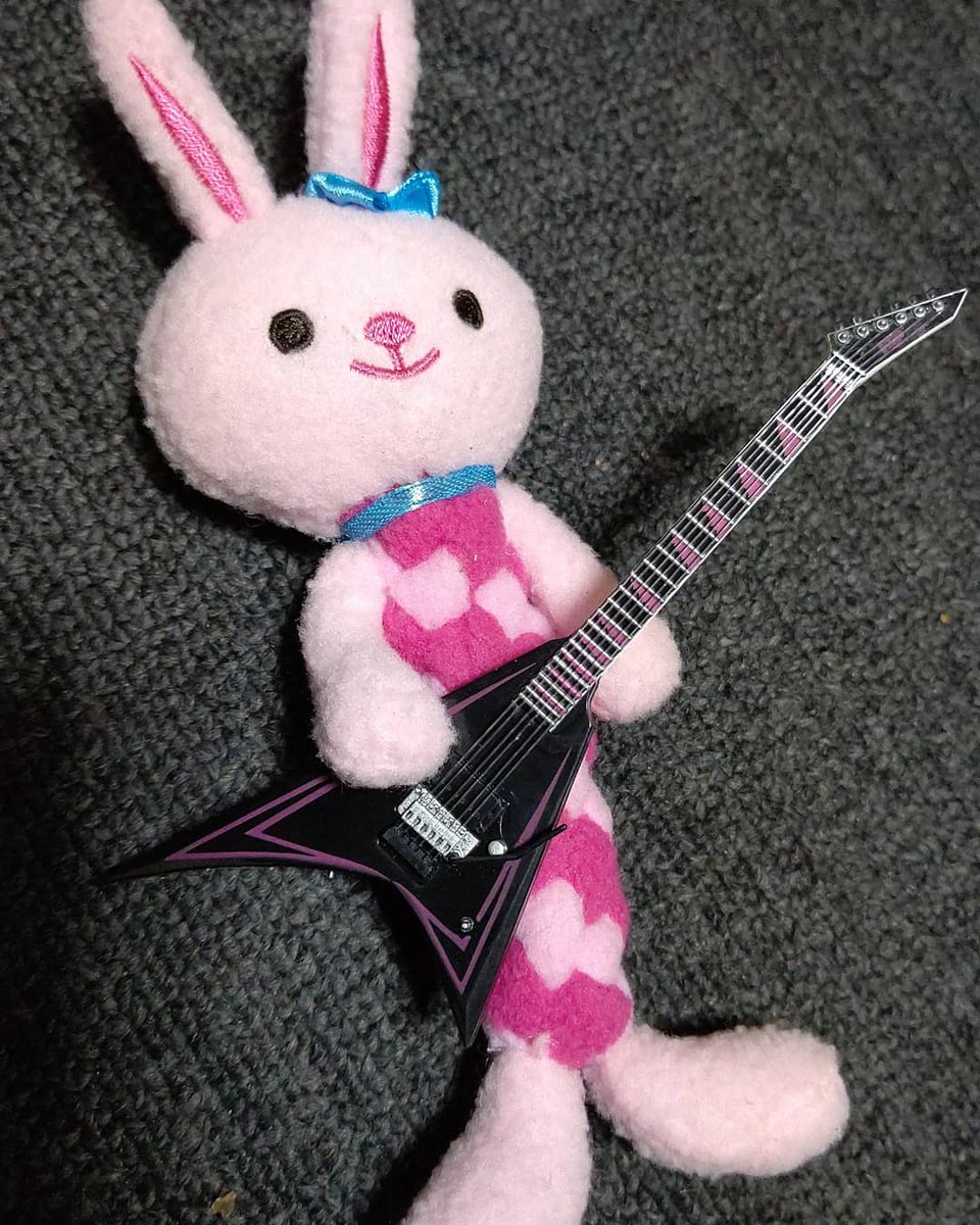 Yoko Espとedwardsの決定的な違いが色々調べても納得いかず 生産国 パーツなどであの価格差なのか 日本製 ハイグレードなパーツと何が違うの 今使っているedwardsギターのesp製が手の届く範囲にあるので悩んでいます Esp Edwards ギター Alexilaiho