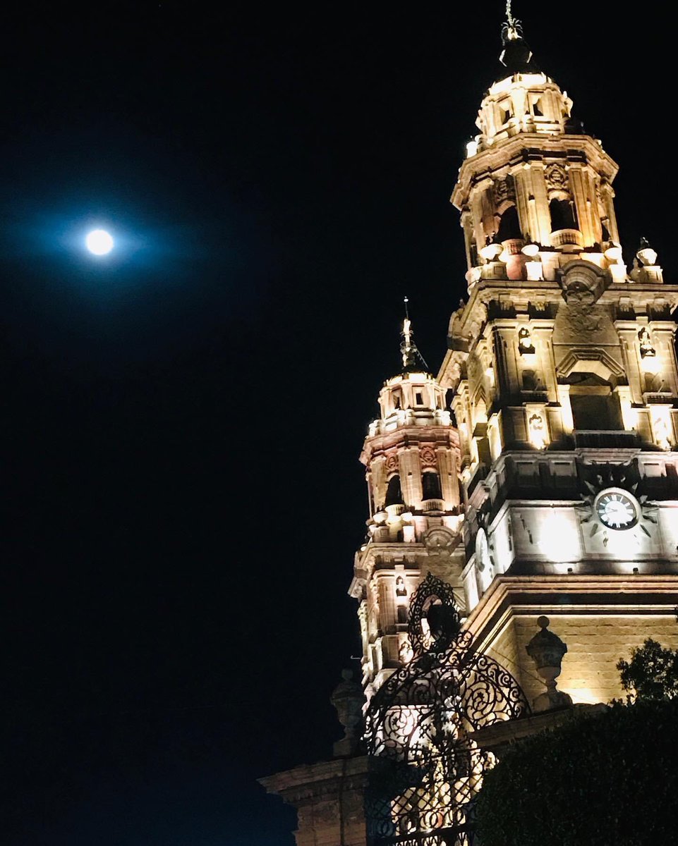 rogeliocdiga's tweet photo. En sus aulas y casonas se escribieron los sueños de la nación y hoy con emoción festejamos tu 479 aniversario , Valladolid hoy Morelia , vibrante y majestuosa, Morelia de mis amores, con orgullo nuestra ciudad ! #Morelia https://t.co/9RrXYylJRv