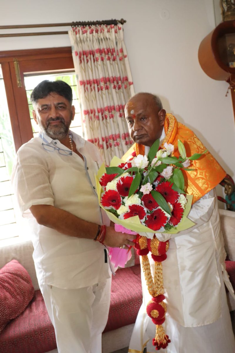 anusharavi10's tweet photo. Different parties, different ideologies but there is one connection that transcends it all. Apart from mutual respect, of course. https://t.co/PnEARubUzR