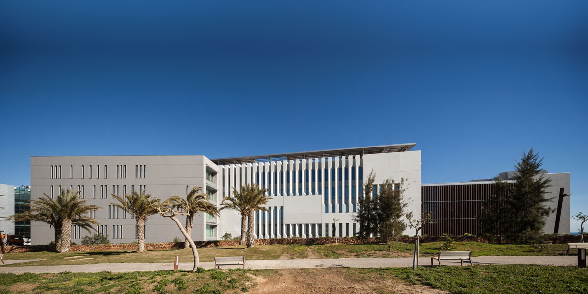 hd_materialsES's tweet photo. ¿#Sabiasque la espectacular fachada de @Cajamar en @pitalmeria es capaz de destruir los agentes orgánicos e inorgánicos que se fijan a su superficie proporcionando al edificio propiedades descontaminantes? Descubre más en https://t.co/TxKwv5bham #iactive #fotocatálisis #LEEDGold https://t.co/SwJR1ckMfI