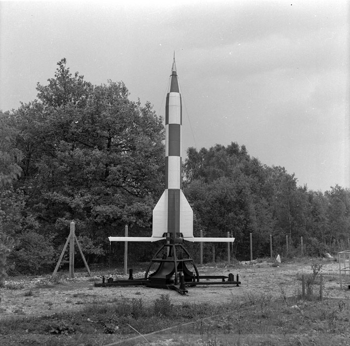 D'abord, un peu de contexte. Nous sommes en 1961, et cette année là, le président Charles De Gaulle prend la décision de développer un lanceur orbital français.A cette époque, le CNES disposait de plusieurs fusées, Véronique, à ergols liquides, et plusieurs fusées à poudre.