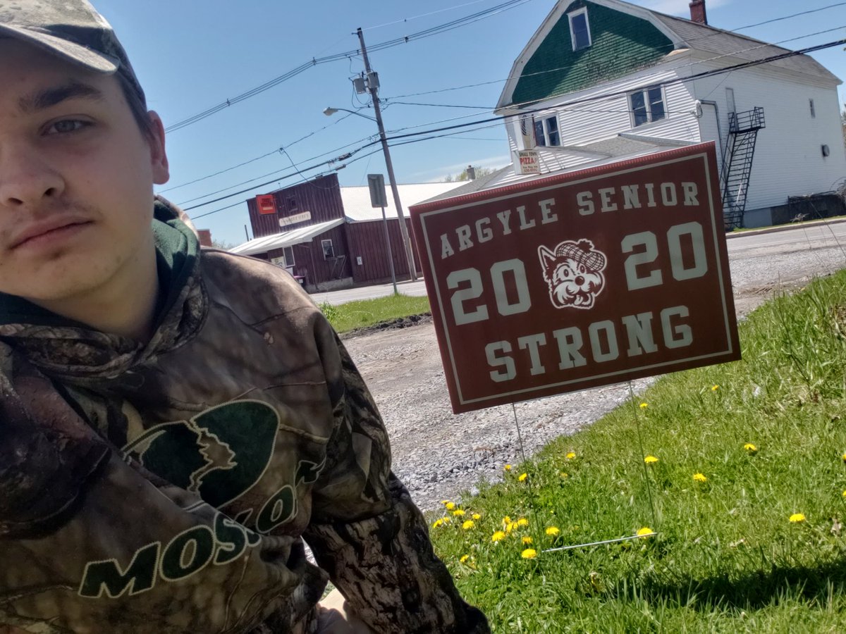 Argylecsd's tweet photo. Two of our seniors showing off their #Senior2020Strong lawn signs! #WeAreTheScots 🐾 https://t.co/3vLOarIVLh