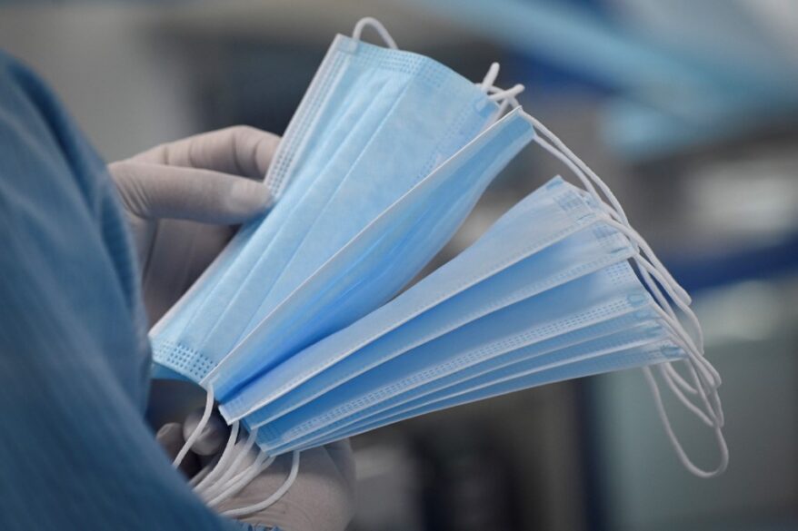 Masques jetés dans la rue à Lyon : un déchet pour 450 ans ? dlvr.it/RWt9Ft