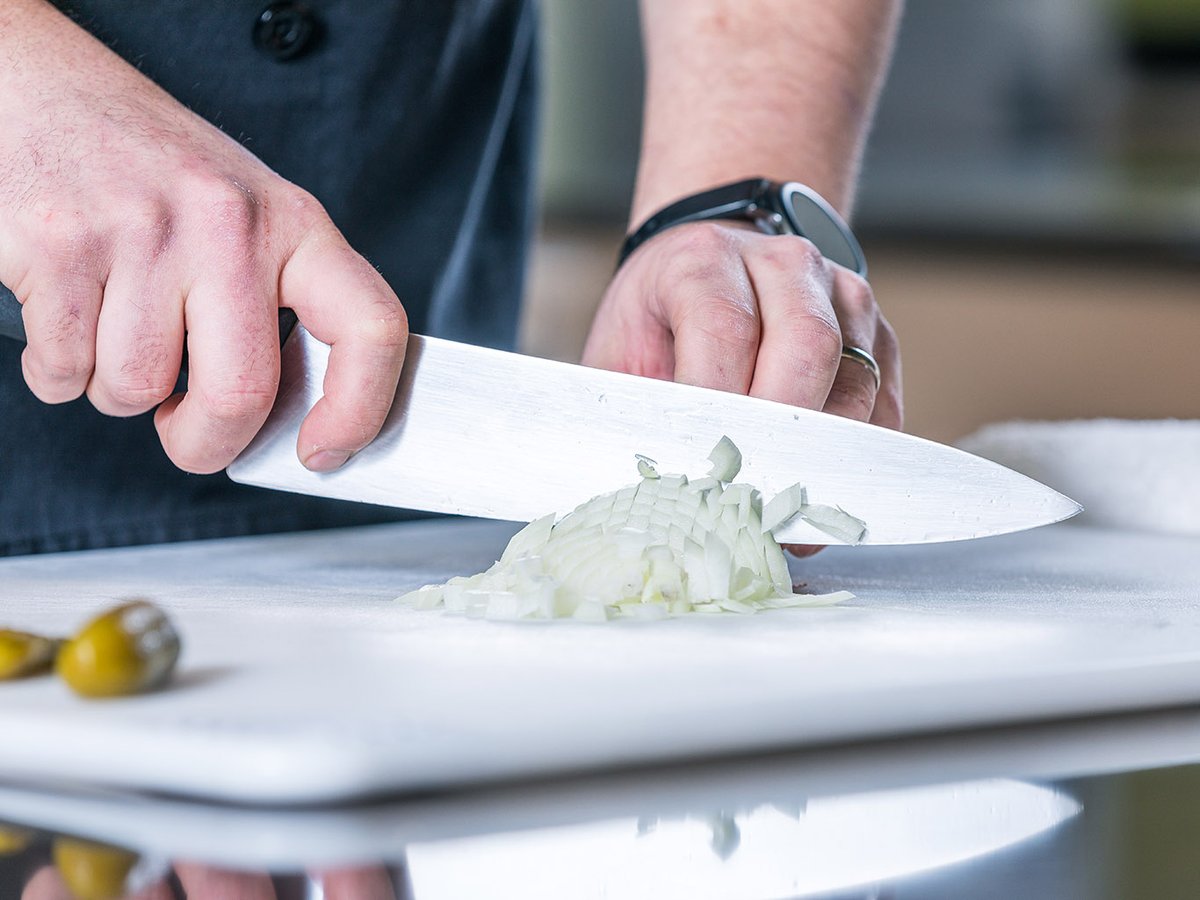 CookingHubOffic's tweet image. Since nobody in my family had culinary training before and had no clue how to hold and operate a knife, I had to learn the hard way.  You don’t need to be a pro or have a culinary degree to properly handle a knife

☑soo.nr/LVOL.
.
.
#cuttingtechniques #kitchenguide