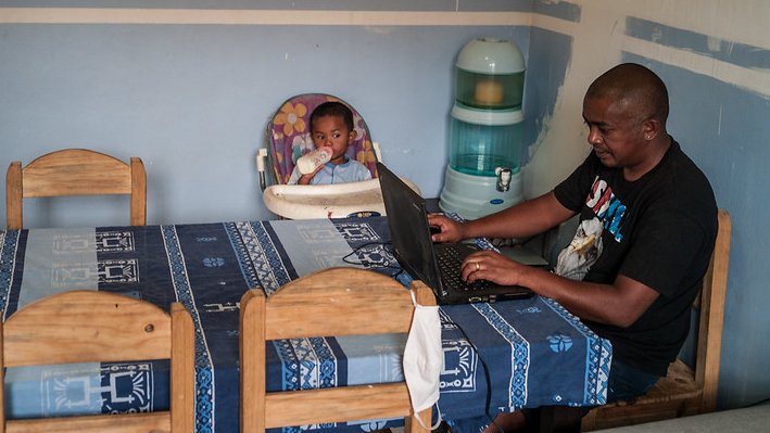 #WorkFromHome during #COVID19 pandemic. The reality hitting us around the world. Parents strive to work hard while caring for their children. Here's a new photo in #Madagascar 🇲🇬 by <a href="/HenitsoaRafalia/">Henitsoa Rafalia</a> for <a href="/WorldBank/">WorldBank</a>. For more, browse these powerful images: flic.kr/s/aHsmMTW5Vv
