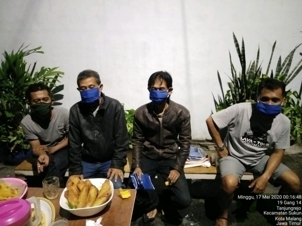 ASLIMALANG2's tweet photo. Gunakan masker saat beraktifitas untuk mencegah mata rantai penyebaran Covid-19
SEMOGA bermanfaat... 
#aslimalang 
#MaskerUntukSemua
#DiRumahSaja
#MaskermuMenyelamatkanKita 
#IndonesiaMelawanCovid19 
#COVID19 https://t.co/4kysos9Dv0