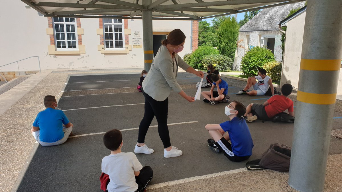 ClgFPeron's tweet photo. Au collège François Péron on joue autrement.....distance oblige....mais on joue et on rit !!
#lesroisdumimes#colleges#rentree2020 https://t.co/RKVFs2qxPK
