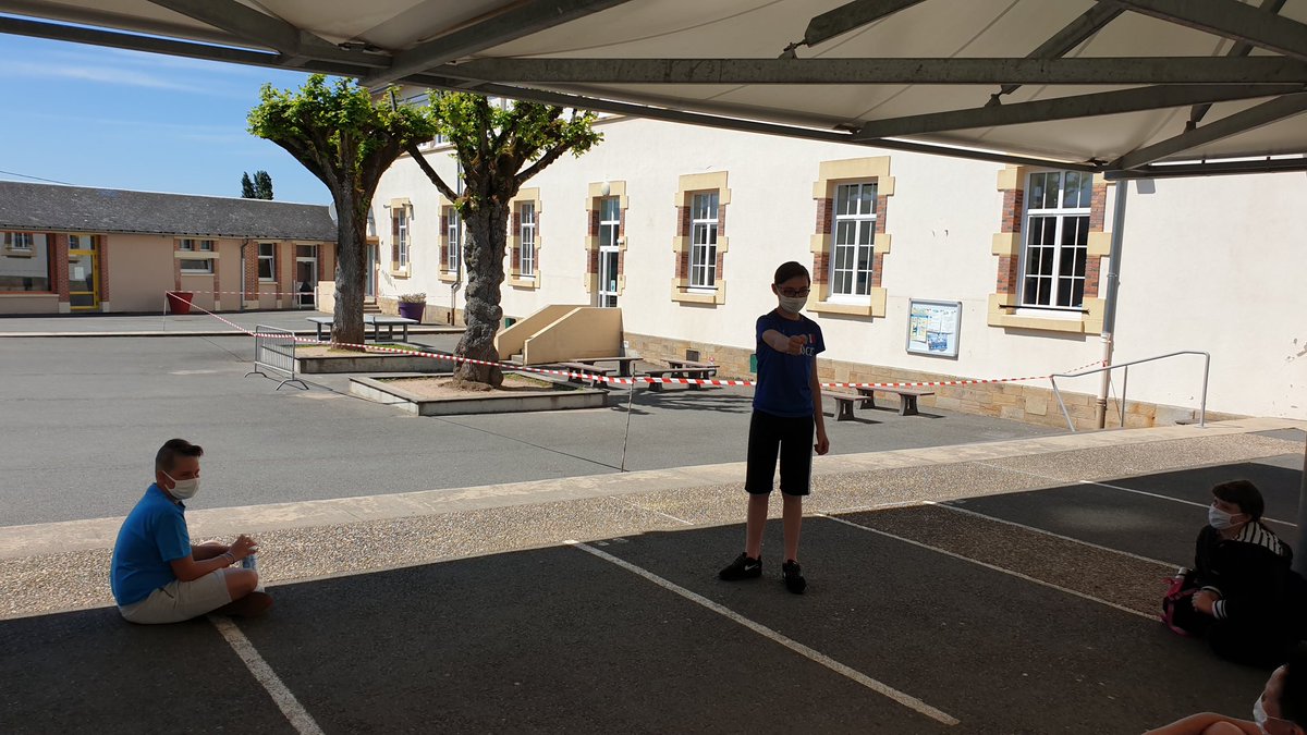 ClgFPeron's tweet photo. Au collège François Péron on joue autrement.....distance oblige....mais on joue et on rit !!
#lesroisdumimes#colleges#rentree2020 https://t.co/RKVFs2qxPK