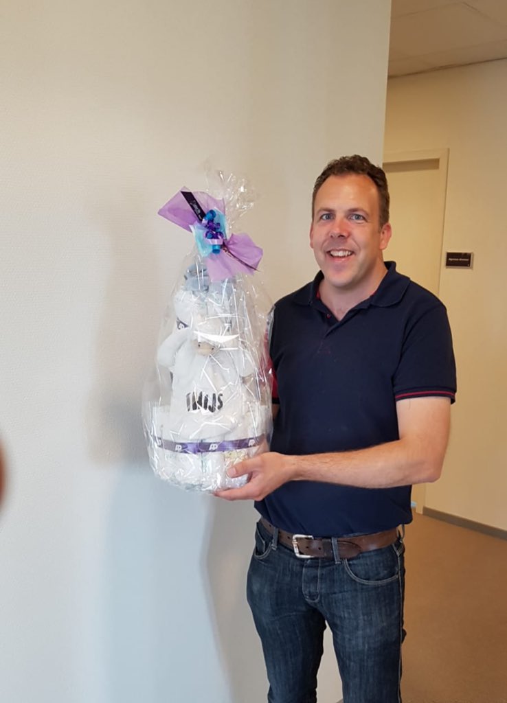 Deze kersverse vader werd blij verrast met een paars gekleurde luiertaart. Gefeliciteerd met de geboorte van jullie zoon Thijs, Gert-Jan! #geboortecadeau #advancedpeople #itsaboy