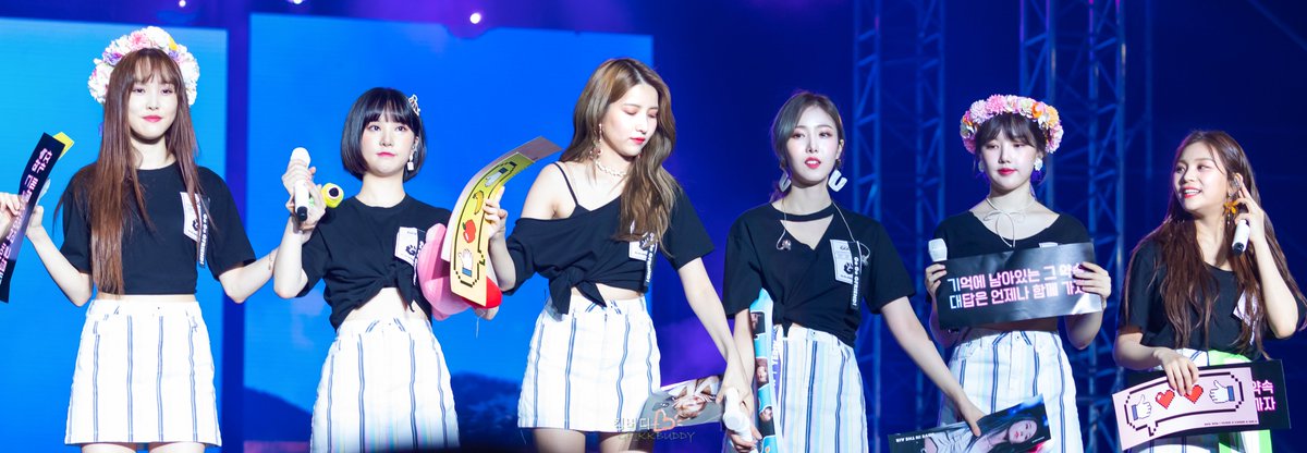 gf_kkbuddy's tweet photo. Last Year, what a impressive and wonderful day😊
Looking forward those great days will be coming again and again ❤️0518 with 0831 pic🎈
#여자친구 #GFRIEND #소원 #SOWON #예린 #YERIN
#은하 #EUNHA #유주 #YUJU #신비 #SINB #엄지 #UMJI
#Go_Go_GFRIEND https://t.co/gHy8QNh6A8