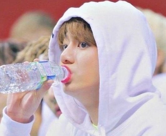 bns_amal's tweet photo. 나는 우리가 당신을 많이 사랑하고 어떤 일이 있어도 당신을 버리지 않을 것을 알고 있기를 바랍니다 🤞🤞💜💜💜

정국 오빠 당신은 정말 우리에게 많은 의미 💜💜💜💜💜💜💜💜💜💜💜
@BTS_twt
#JungkookWeLoveYou https://t.co/HvBPG3jQDm