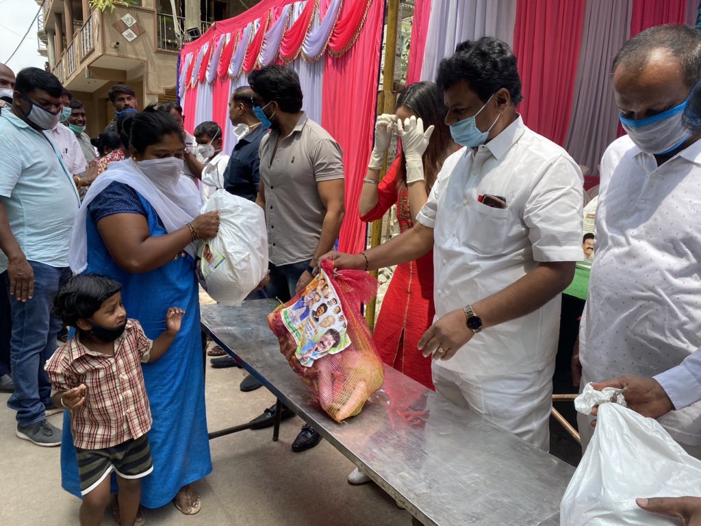 raginidwivedi24's tweet photo. #RDWELFARE RATION KITS into Electronic City 800 small families daily wage workers #MondayMotivaton #ALLINCHALLENGE #BeatTheVirus https://t.co/uSAwMlIGKT