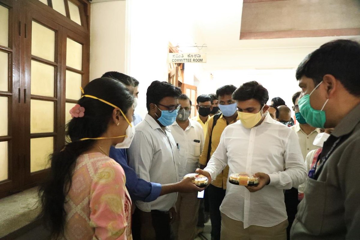 DrSudhakar_'s tweet photo. ರಾಜ್ಯದ ಕೆಲ ಯುವ ವೈದ್ಯಕೀಯ ವಿದ್ಯಾರ್ಥಿ ಮಿತ್ರರು ಭೇಟಿಯಾಗಿ 5 ವರ್ಷದಿಂದ ಬಾಕಿಯಿದ್ದ  ಶಿಷ್ಯವೇತನ ಪರಿಷ್ಕರಣೆಗಾಗಿ ಕೃತಜ್ಞತೆ ಸಲ್ಲಿಸಿದರು. ಅವರ ಅಭಿಮಾನ ಕಂಡು ವಿಸ್ಮಿತನಾದೆ. ಕೊರೊನಾ ಯೋಧರಾಗಿ ತಮ್ಮ ಸೇವೆಯ ಬಗ್ಗೆ ಅಪಾರ ಗೌರವದಿಂದಲೇ ಆರ್ಥಿಕ ಬಿಕ್ಕಟ್ಟಿನ ನಡುವೆಯೂ ಸರ್ಕಾರ ಶಿಷ್ಯವೇತನ ಹೆಚ್ಚಿಸಿದೆ ಎಂದು ತಿಳಿಸಿದೆ.

@BSYBJP https://t.co/nXPUhj2KCZ