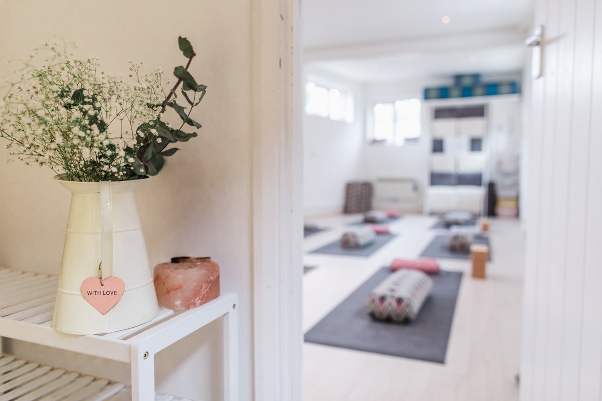 BeALocalHeroUK's tweet photo. Calling all Local Heroes!

@healinghammock, Watlington, this yoga &amp; sound space welcomes everyone for their mental and physical wellness. 

Join their daily #Lockdown  online wellness community!

#BeALocalHero - buy a voucher to support them today!

👉https://t.co/NGNf21gn2u https://t.co/nZUSRp9dwS