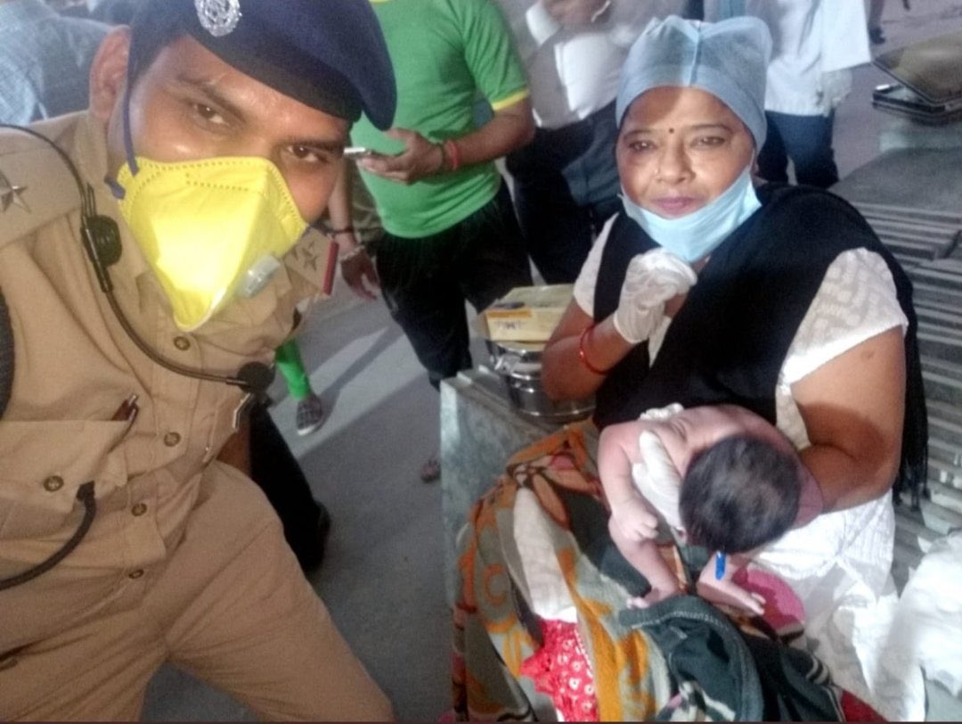 अहमदाबाद से गोंडा जाने वाली  #श्रमिकस्पेशल ट्रेन से जा रहे श्रमिक परिवार की गर्भवती महिला ने कानपुर स्टेशन पर एक बच्ची को जन्म दिया, जिन्हें भारतीय रेल द्वारा समय पर आवश्यक सभी प्रकार की सहायता पहुंचाई गयी।

नवजात बच्ची और मां दोनों स्वस्थ हैं।

#IndiaFightsCorona