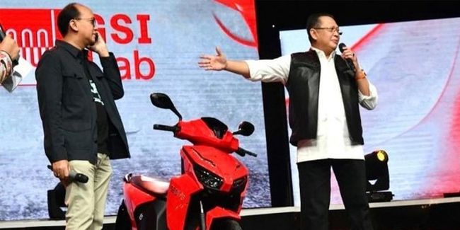 otosia's tweet photo. Dilelang, Motor Listrik Gesits Bertanda Tangan Jokowi Laku Rp2,55 Miliar: Menggunakan sistem lelang, motor listrik karya anak bangsa bertanda tangan Jokowi tersebut dimenangkan pengusaha dari Kampung Manggis, Jambi, Bapak M. Nuh. https://t.co/xxPErr7yEt https://t.co/kHiS2fEmdj