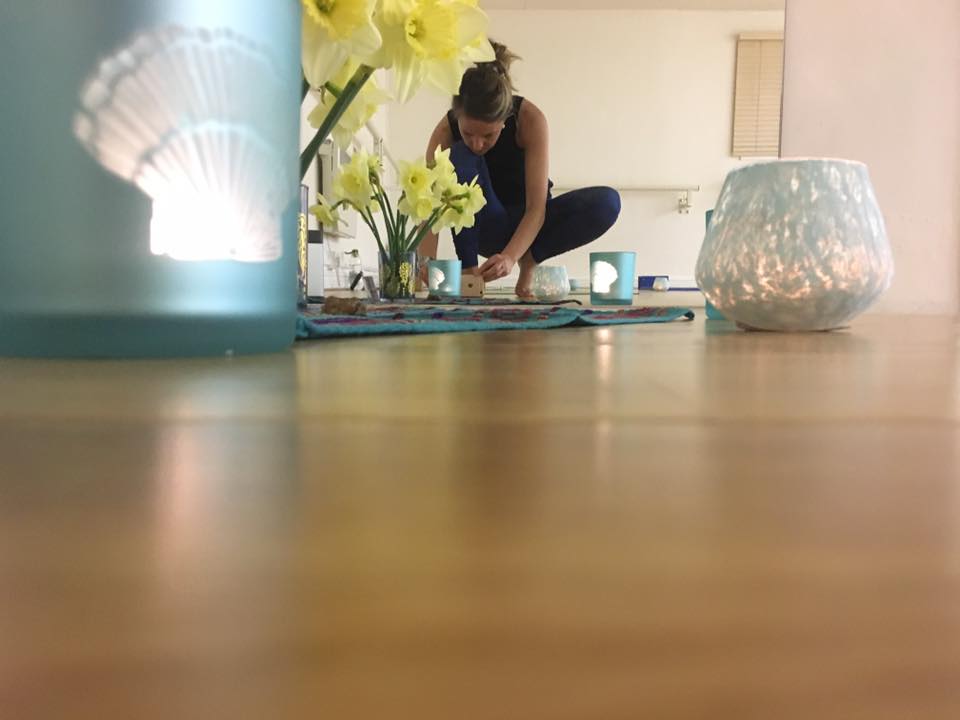 BeALocalHeroUK's tweet photo. Calling all Local Heroes!

@healinghammock, Watlington, this yoga &amp; sound space welcomes everyone for their mental and physical wellness. 

Join their daily #Lockdown  online wellness community!

#BeALocalHero - buy a voucher to support them today!

👉https://t.co/NGNf21gn2u https://t.co/nZUSRp9dwS