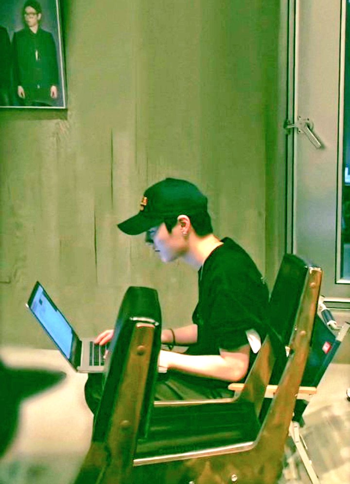taeyongchill's tweet photo. when urusan kantor dibawa sampe rumah🙃ya mau gimana lagi?demi beli Lego buat Dodo👌💪 ya ga pak?sttt diselingi sama streaming MV X1-Flash nih✨ @_chowoodz 
#OISD #oneitselcaday #oneitstreamingday #seungyoun #X1 #ONEIT @x1members @x1official101 https://t.co/VcrMd3A3NE