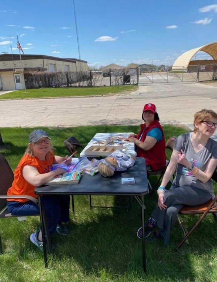RRHSF1979's tweet photo. Weekends and sun are the perfect recipe for a picnic!!! #rrhsf #weekend #smiles https://t.co/ObBHHEbeD7