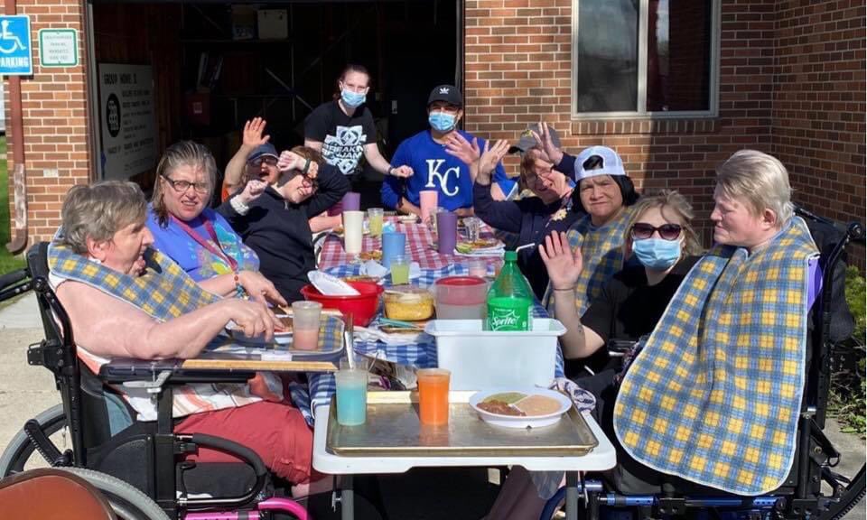RRHSF1979's tweet photo. Weekends and sun are the perfect recipe for a picnic!!! #rrhsf #weekend #smiles https://t.co/ObBHHEbeD7