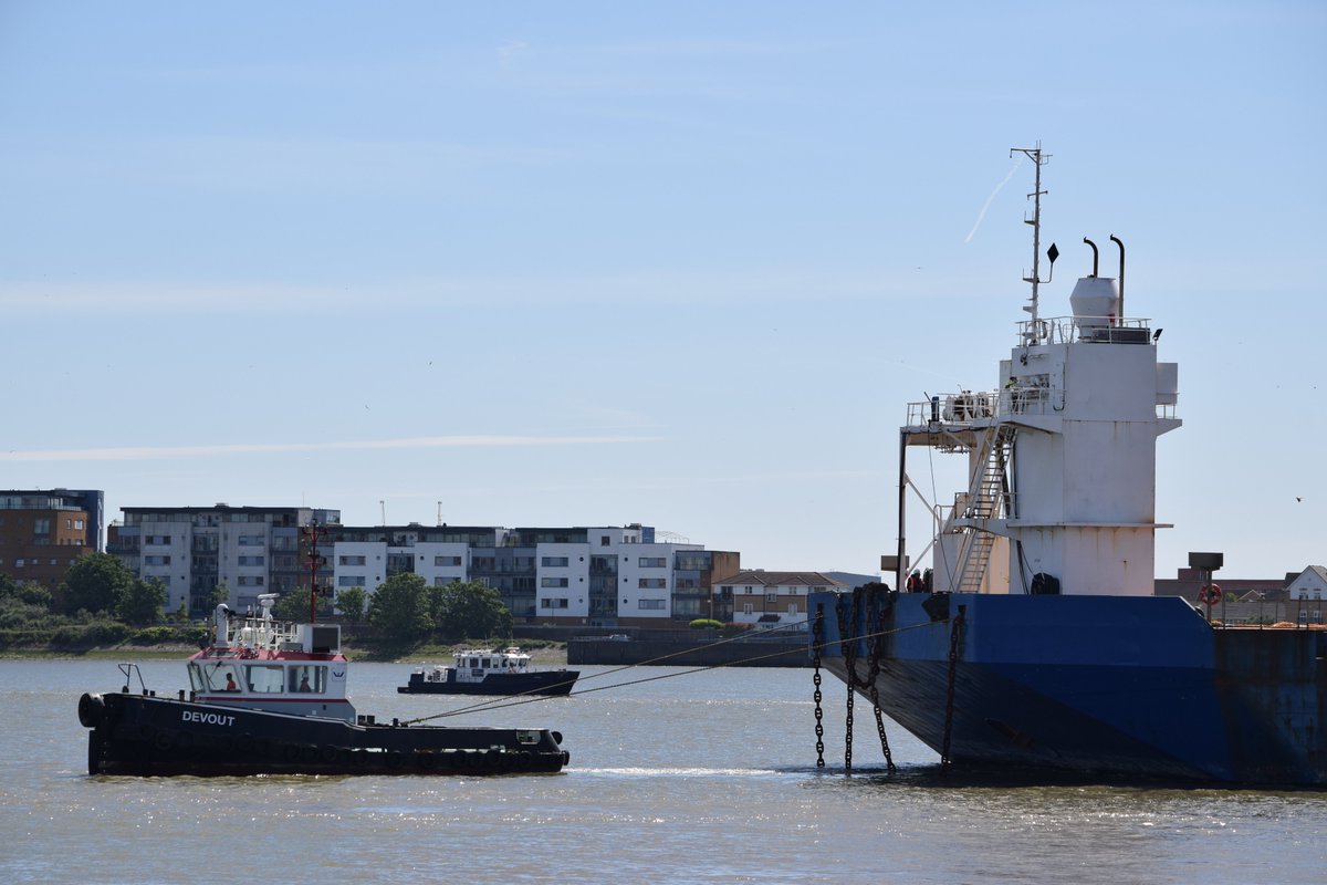 AJBC_1's tweet photo. The whole move guided by a @LondonPortAuth pilot and overseen by the Harbour Master to ensure safety during the maneuvering in to the #KGVLock #dlr_blog https://t.co/fofZlsdlxu