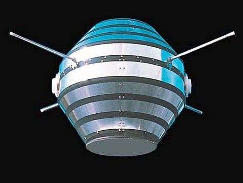 Désormais, il faut attendre la prochaine orbite pour que les antennes d'Hammaguir et de Beyrouth confirment la mise en orbite du satellite.Mais ce sont les USA qui confirmeront le passage de cette petite boule rayée au-dessus de chez eux, le vol est réussi!