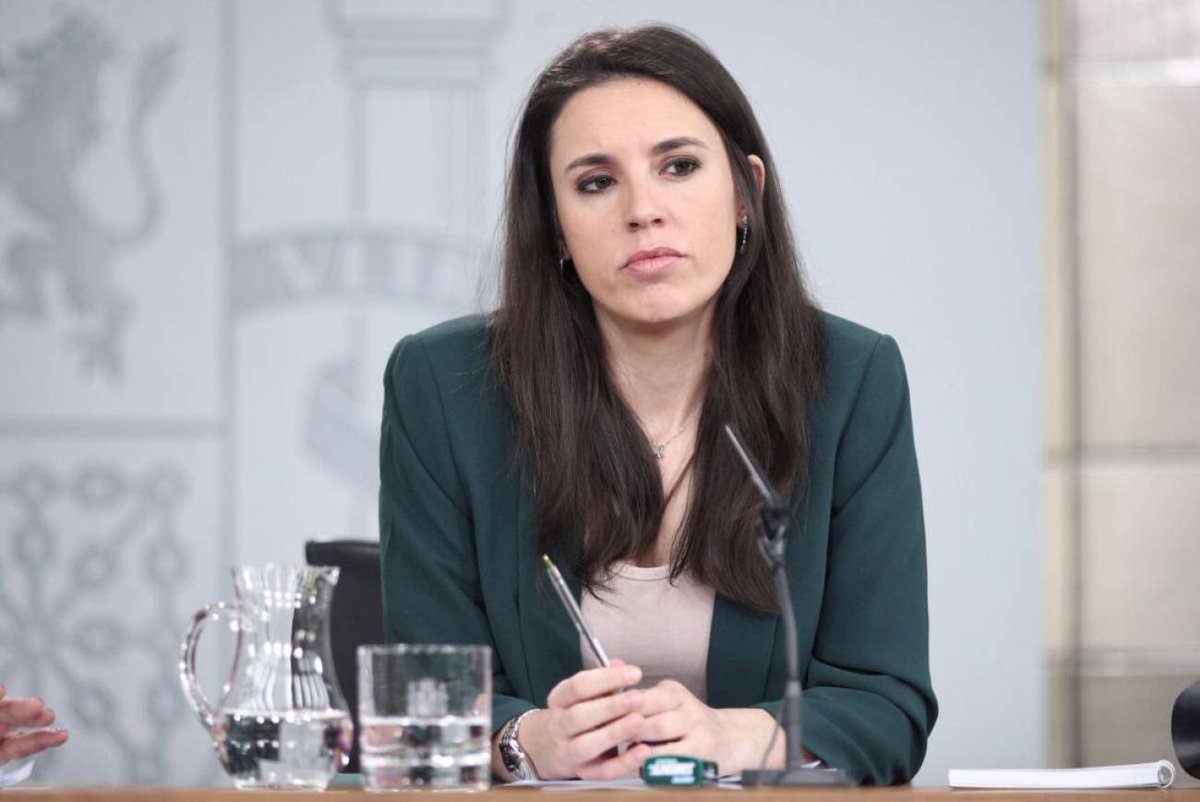 infiltradoxxxc's tweet photo. Irene Montero, solo trabajó de cajera antes de entrar en Podemos. Colocada a dedo por su pareja y con un Ministerio regalado por el macho alfa. A pesar de que gana más de 100 mil euros, de vivir en un casoplón, llevar guardaespaldas y tener niñeras se queja de que no hay igualdad https://t.co/6q9v3Gxdbo