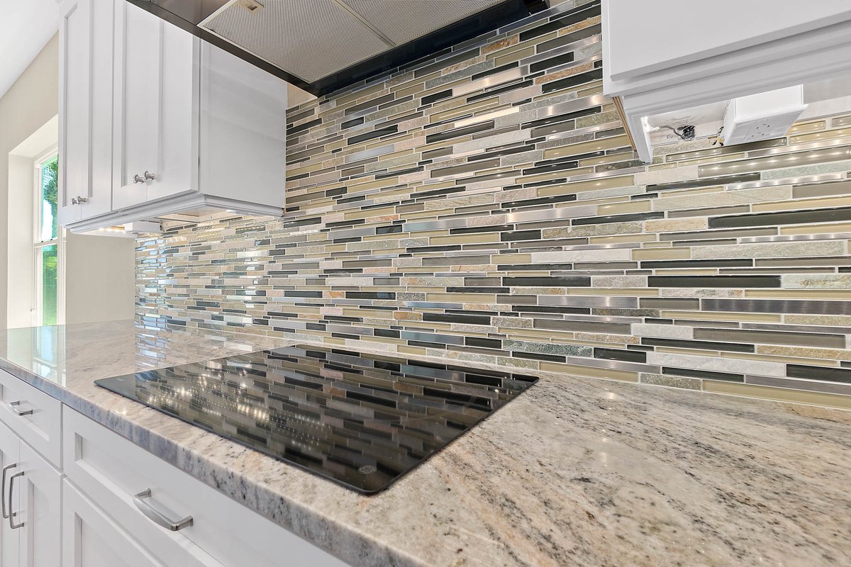 Intracoastalco1's tweet image. Not only do we install eye-catching backsplashes, but we also place the outlet under the cabinet to keep the beauty going the length of the cabinets. 

#customfeatures #undercabinetoutlet #gorgeousbacksplash