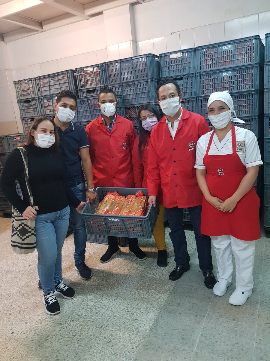 SantiagoMoraRe1's tweet photo. Donamos oportunidades!#PanSemilla

Lilian y su esposo tienen una hermosa niña de 2 años. Vivían de vender ropa. Sus ahorros se acabaron.

Donamos una oportunidad de negocio entregándoles 200 panes, que ya empezaron a vender! Nuestra sonrisa es enorme!

@LilianLombo @Susanadeleonc https://t.co/Dz39Kj2Lg8