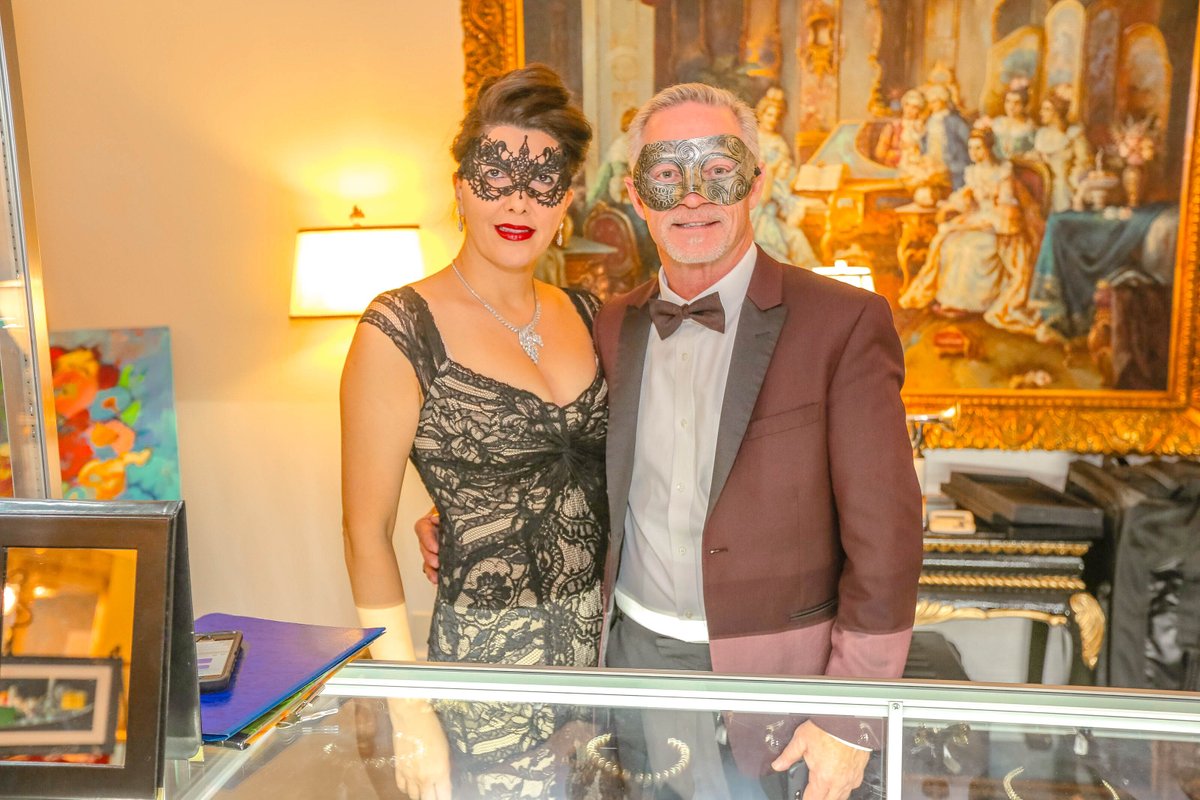 MansionLiberace's tweet photo. Experience the masquerade ball of the century by viewing our event galleries at https://t.co/nBhxCEpfQ1. 🎭 #TheLiberaceMansion https://t.co/En3MAC3ofj