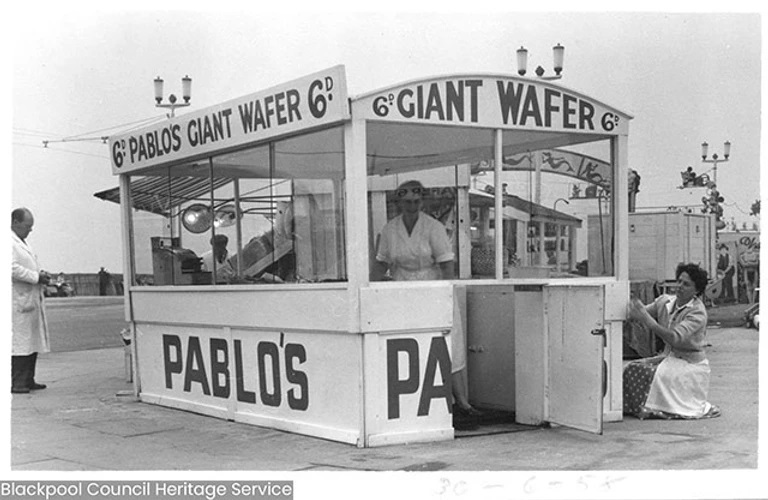 showtownhistory's tweet photo. In 1843 a hand cranked ice cream freezer was invented by American, Nancy Johnson. James Pablo started selling his ice cream with a cart in Blackpool in 1909. By 1939 he was selling three tons of ice cream a day! #seasideweek #blackpoolfromhome @ShowtownBPL https://t.co/1EFkP4gkst