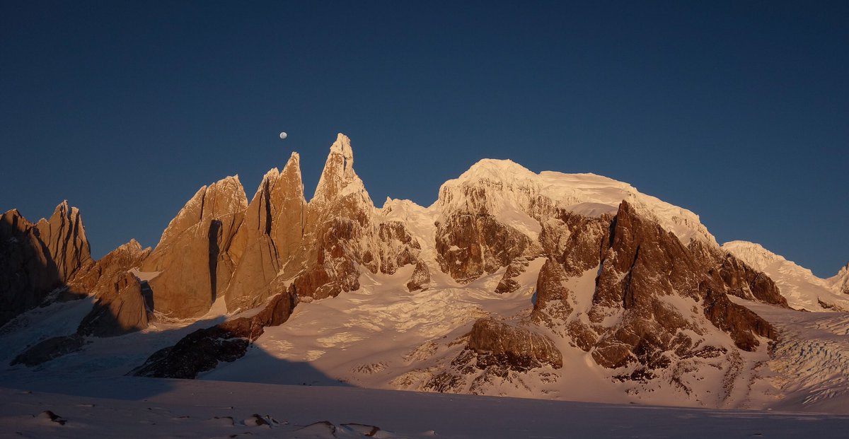 suarezclimb's tweet photo. Os invito a hacer un hilo de fotografías de montañas para soñar!! Poned donde son! El Cerro Torre (Argentina) https://t.co/bnzkgFc8l7