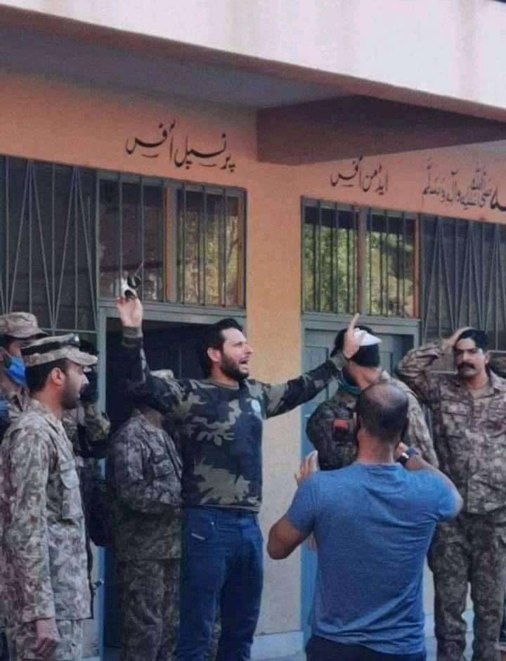 Wakil_Sayb's tweet photo. Shahid Afridi is thrashing 1.3 Bn with just a single statement. Lala for a reason💖
#ShahidAfridi #gautamgambhir https://t.co/XUMuORM8uQ