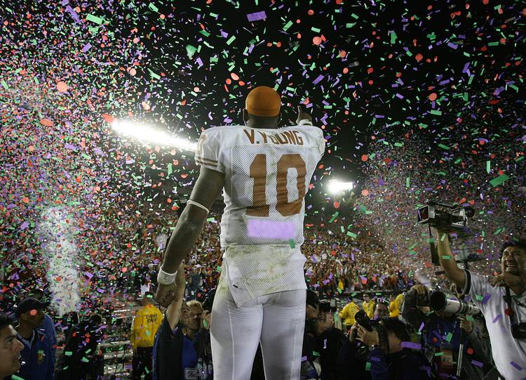Happy Birthday to a legend Is there a better college football image than Vince Young after the 2006 Rose Bowl? 