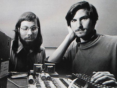 Así que, en vez de dejarlo, el asunto me intriga y sigo mirando.Leo otra curiosidad: Steve Wozniak, el otro creador de Apple, junto con Jobs, es miembro de la masonería. Anda.De la Charity Lodge Nº 362 en Campbell, California, en concreto. Mira tú. Tan secreto no es.