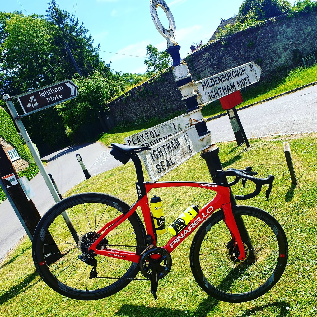 BriSmithy's tweet image. Hanging around... @Pinarello_UK 😎