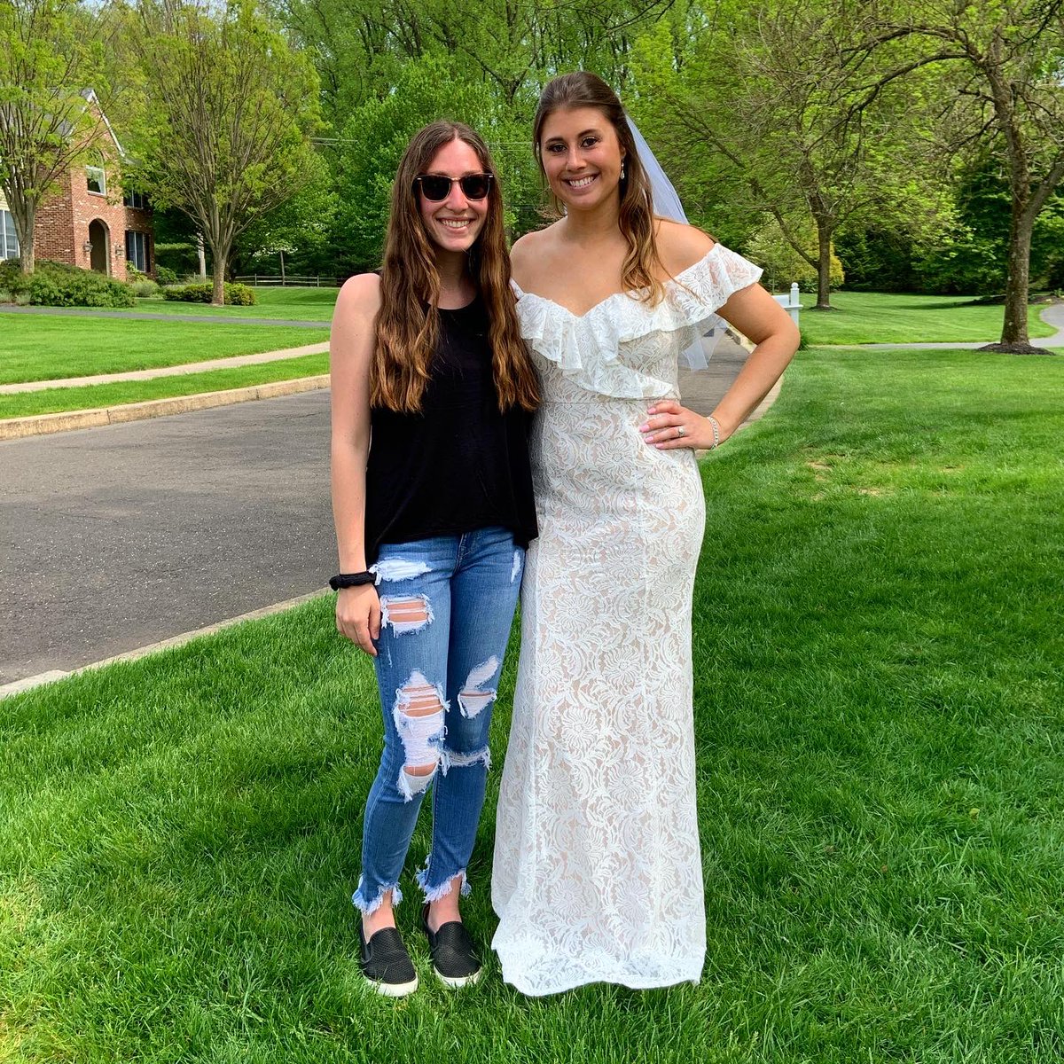 miss_toub's tweet photo. 👰💍We pulled off a SURPRISE car parade on Saturday to celebrate the brand new Mr. and Mrs. Keyes! Your @CBGrovelandEl Family sends you so much love and happiness!!!!☀️🥰@cbnwalker #CBDLP #cbgroveland 🐻💜💛 https://t.co/o1CldMGgZd