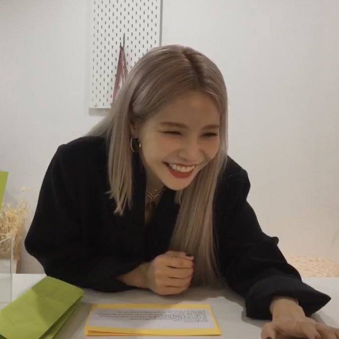 Happy smiley Yong doing vlive not long before her song drops  @RBW_MAMAMOO