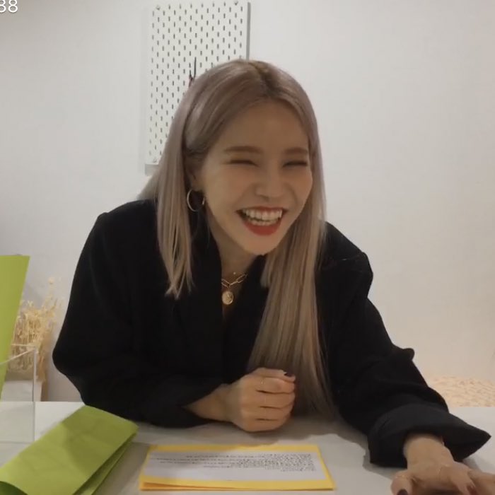 Happy smiley Yong doing vlive not long before her song drops  @RBW_MAMAMOO